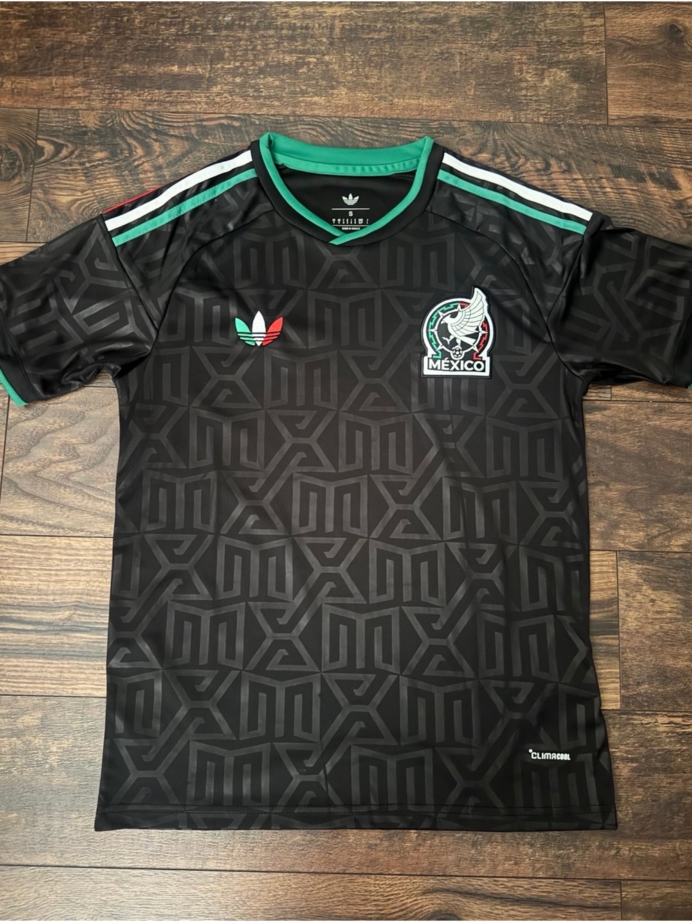 Mexico men’s World Cup Soccer Jersey with Green Trim - Picture 1 of 2